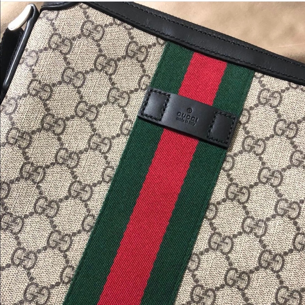 Authentic Men’s Gucci Messenger Bag